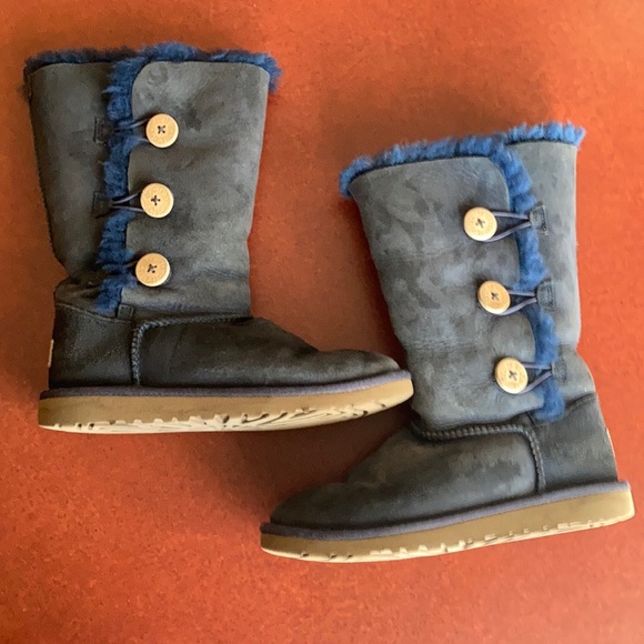 UGG Bailey Suede Button Triplet Big Kid size 4 - Picture 1 of 16